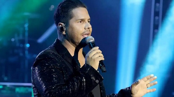 Σάλος με τον Γιώργο Τσαλίκη: Ερμήνευσε τραγούδι με βρισιές στο Μύλο των Ξωτικών, μπροστά σε μικρά παιδιά (VIDEO)