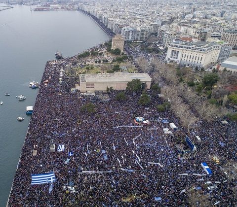 Εναέριο ΒΙΝΤΕΟ από το συλλαλητήριο δείχνει τη γαλανόλευκη λαοθάλασσα