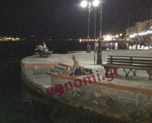 ΧΑΛΚΙΔΑ: Ζευγαράκι ξάπλωσε στο Στρογγυλό της παραλίας και απόλαυσε τον ουρανό