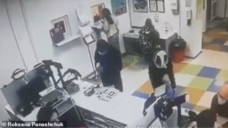 ΑΠΙΣΤΕΥΤΟ: Εβγαλε το εσώρουχό της και το έκανε μάσκα μέσα σε κατάστημα