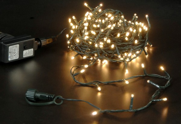 Κάμερα την έπιασε να κλέβει χριστουγεννιάτικα λαμπάκια από αυλή (Video)