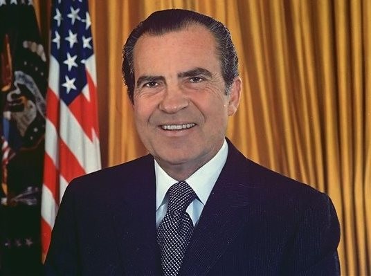 Βγάζει ομοφυλόφιλο τον Νίξον!