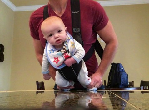 Όταν η μαμά έφυγε από το σπίτι, δείτε τι έκαναν ο μπαμπάς με το μωρό (VIDEO)