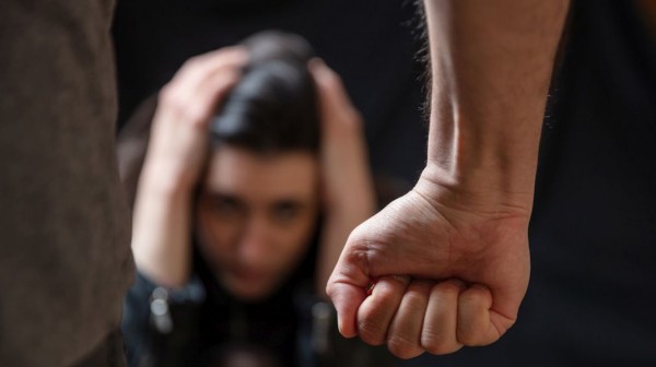 36χρονος βίαζε τη θετή του κόρη από το 2013 - Βιντεοσκοπούσε τις πράξεις του και την εκβίαζε