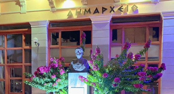 ΠΑΡΑΛΙΑΚΟ ΔΗΜΑΡΧΕΙΟ ΧΑΛΚΙΔΑΣ: Και σου κάνε ένα ντεκόρ η Βάκα Αριστοτέλη μου...