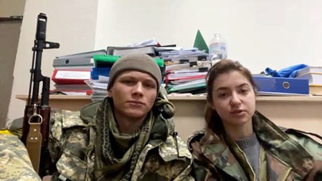 Νεόνυμφοι Ουκρανοί ζουν τον «μήνα του μέλιτος» πολεμώντας για την πατρίδα τους