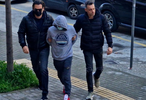 Στον ανακριτή ο 62χρονος που κλειδώθηκε με τα παιδιά του στο αυτοκίνητο και άνοιξε φιάλη υγραερίου (Video)