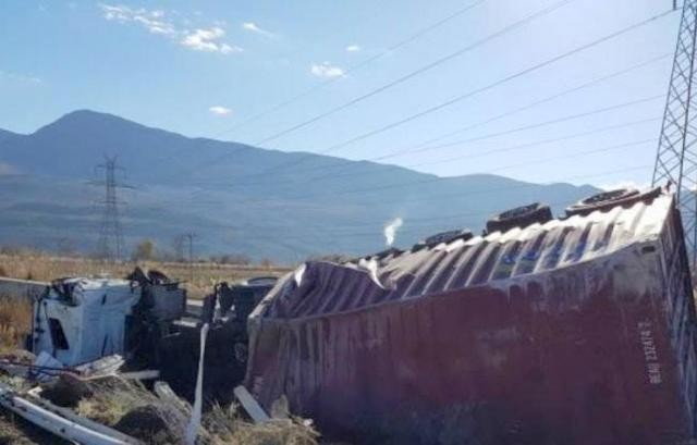 ΕΘΝΙΚΗ ΑΘΗΝΩΝ-ΛΑΜΙΑΣ: Από αυτή την νταλίκα ο οδηγός βγήκε αγρατζούνιστος