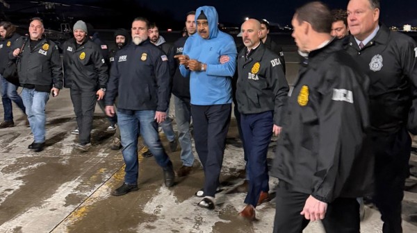 ΜΑΔΟΥΡΟ - ΒΕΝΕΖΟΥΕΛΑ: Οι Αμερικάνοι τον έπιασαν στον ύπνο και τον οδήγησαν με χειροπέδες και παντόφλες στη Νέα Υόρκη!