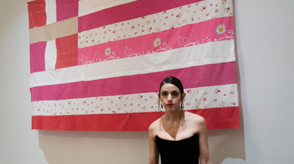 Αντιδράσεις για την εντολή της κυβέρνησης να αποσύρει τη συμβολική ροζ ελληνική σημαία από το προξενείο στη Νέα Υόρκη