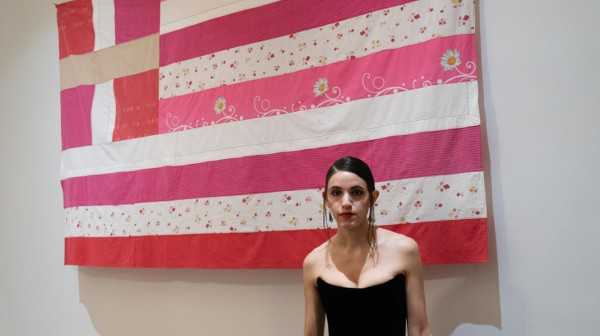 Αντιδράσεις για την εντολή της κυβέρνησης να αποσύρει τη συμβολική ροζ ελληνική σημαία από το προξενείο στη Νέα Υόρκη