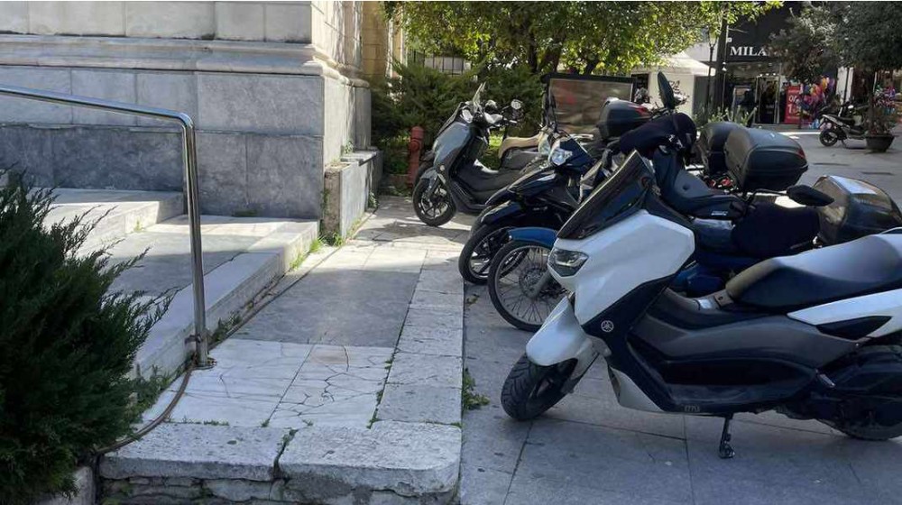 ΧΑΛΚΙΔΑ- ΑΓΙΟΣ ΝΙΚΟΛΑΟΣ: Ακόμα λίγο και θα μπουν μέσα στην εκκλησία τα δίκυκλα