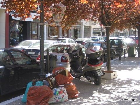 Μέσα η Αποκαθήλωση και έξω τα σκουπίδια