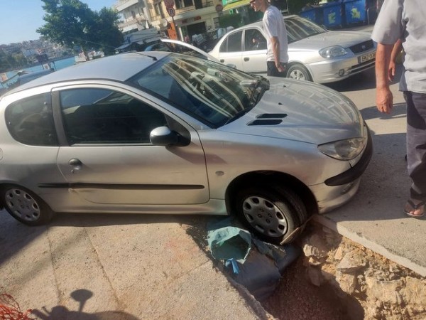ΧΑΛΚΙΔΑ: Αυτοκίνητο έπεσε μέσα στο χαντάκι με τα αρχαία στην λεωφόρο Βενιζέλου