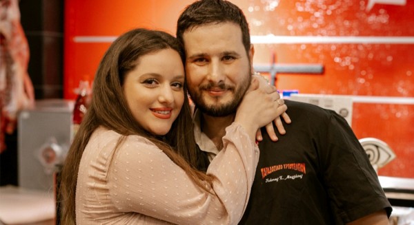 ΤΟ ΤΣΟΥΚΑΛΙ - ΕΓΚΑΙΝΙΑ: Με χαμόγελα και κρεατολιχουδιές καλωσόρισαν τον κόσμο ο Γιάννης Μαρλάσης και η Νικολέτα Δημητριάδη