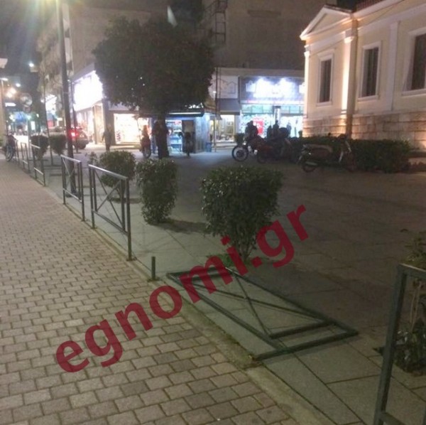 ΧΑΛΚΙΔΑ: Επεσαν πάλι τα κάγκελα πίσω από τα δικαστήρια