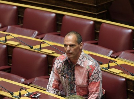 Κάνει για κλαρινογαμπρός με τέτοια πουκάμισα ο Βαρουφάκης