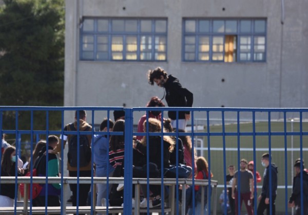 Ανήλικος ξυλοκόπησε 15χρονο μαθητή μέσα στο σχολείο