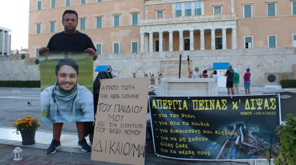 Πατέρας θύματος των Τεμπών ξεκίνησε απεργία πείνας και δίψας μπροστά από τον Άγνωστο Στρατιώτη στη Βουλή