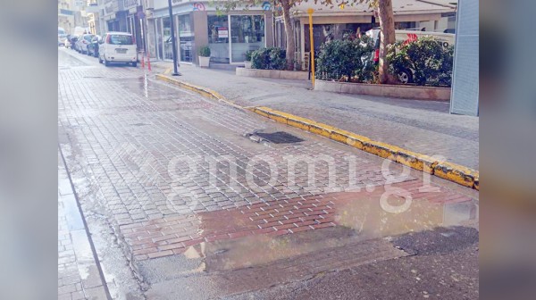 ΧΑΛΚΙΔΑ: Γέμισε λύματα η Φαρμακίδου (VIDEO)