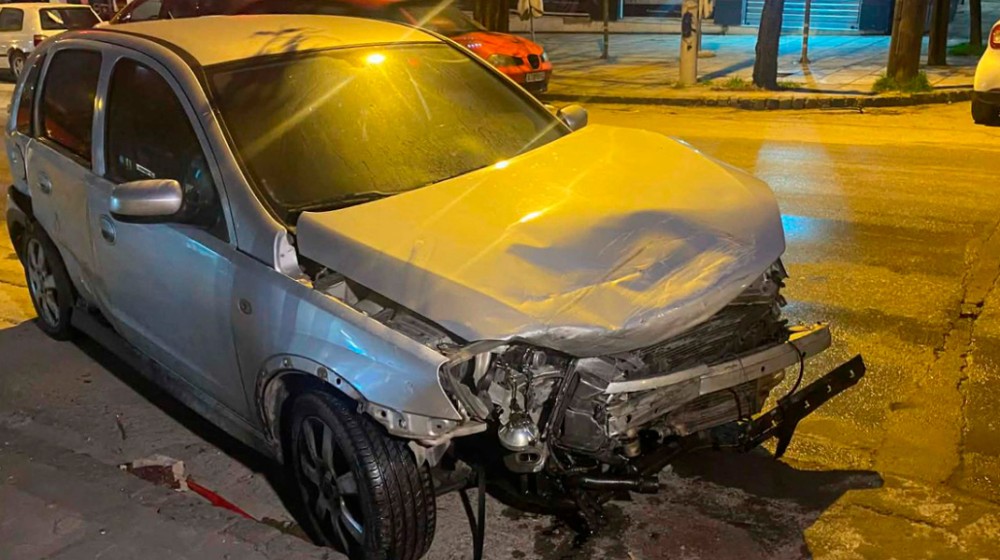 24χρονη υπό την επήρεια μέθης προσέκρουσε σε παρκαρισμένα ΙΧ, χτύπησε σε περίπτερο και κατέληξε σε τζαμαρία καταστήματος (VIDEO)