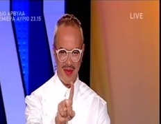 Ο Λάκης με κραγιόν και με μουστάκι