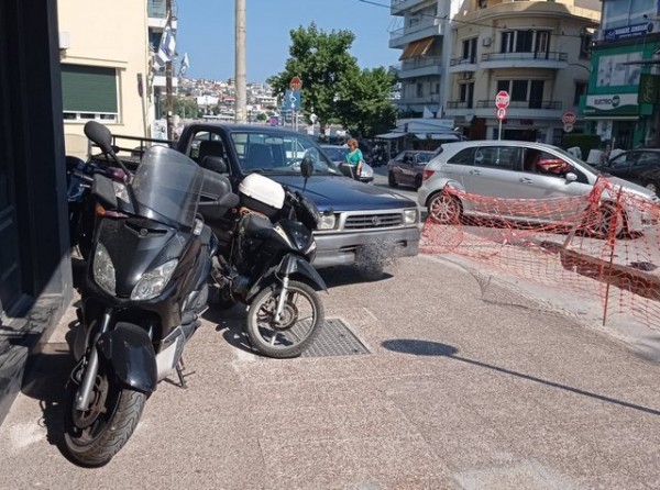 ΧΑΛΚΙΔΑ: Αδιάβατο το πεζοδρόμιο για τους πεζούς στο κέντρο της πόλης