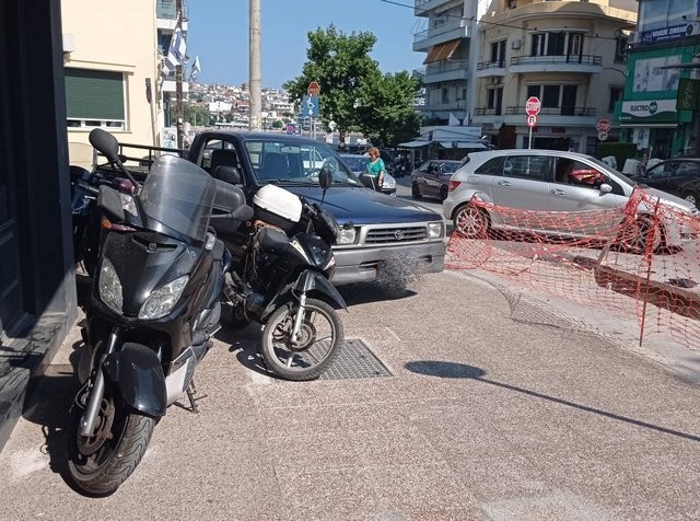 ΧΑΛΚΙΔΑ: Αδιάβατο το πεζοδρόμιο για τους πεζούς στο κέντρο της πόλης