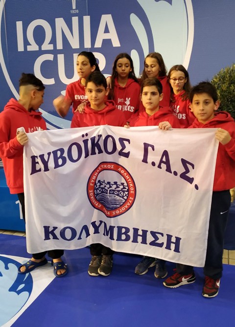 ΕΥΒΟΪΚΟΣ ΓΑΣ : Κολύμπησαν και οι 8 σε μια σκυταλοδρομία και ανέβηκαν στο βάθρο