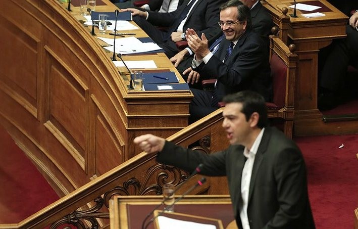 Εμπιστοσύνη στην κυβέρνηση με βαριές εκφράσεις εκατέρωθεν