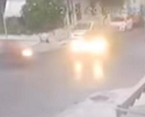 ΣΟΚΑΡΙΣΤΙΚΟ ΒΙΝΤΕΟ: Αυτοκίνητο χτυπάει μηχανή και εγκαταλείπει τα θύματα