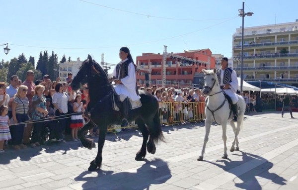 Καβαλάρηδες και φουστανελάδες από την Εύβοια παρέλασαν στην Τρίπολη