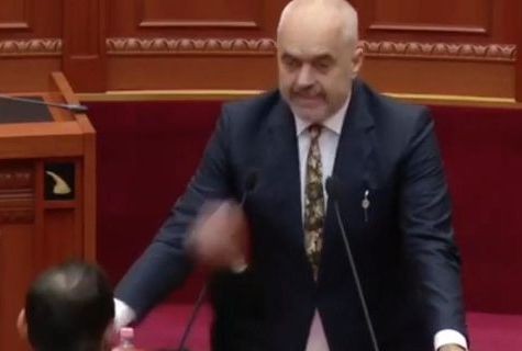 Χαμός στη Βουλή της Αλβανίας: Πέταξαν αυγά στον Eντι Ράμα (VIDEO)