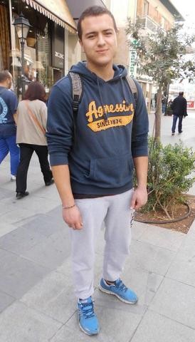 Τον πετύχαμε με την ...τσίμπλα στο μάτι