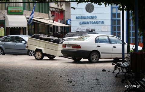 Ο πεζόδρομος της πλατείας έγινε πάρκινγκ