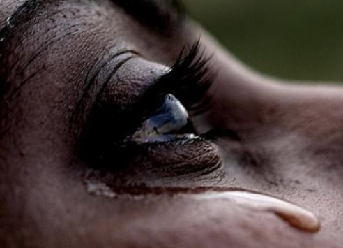 Ξερίζωσε τα μάτια της μάνας του!