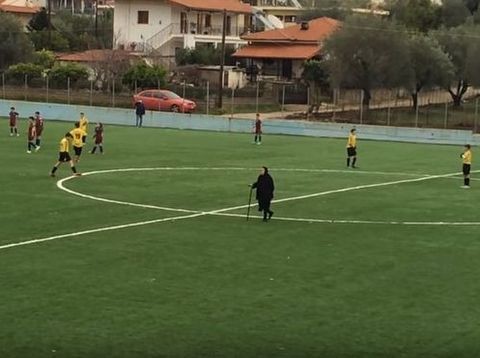 Γιαγιά πέρασε μέσα από το γήπεδο την ώρα του αγώνα για να κόψει δρόμο (VIDEO)
