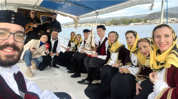 ΕΡΕΤΡΙΑ: Είπαν τα κάλαντα πάνω σε καΐκι και τους άκουσε όλη η Ελλάδα σε ζωντανή τηλεοπτική σύνδεση