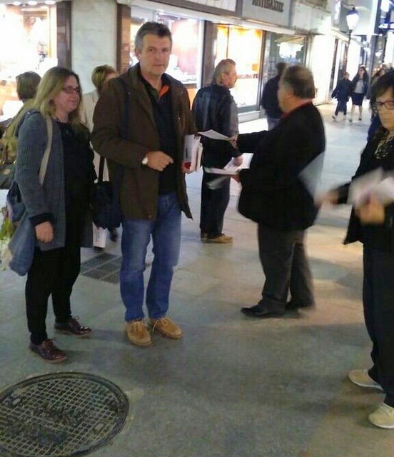 Ο Στάθης Λεουτσάκος μοίραζε φυλλάδια στη Χαλκίδα