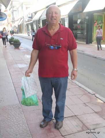 Αγόρασε τα αγαπημένα του φρούτα