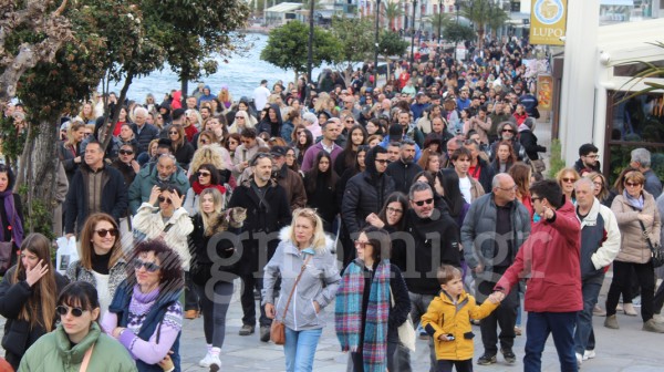 ΧΑΛΚΙΔΑ: Εικόνες από τη συγκέντρωση για τα θύματα των Τεμπών