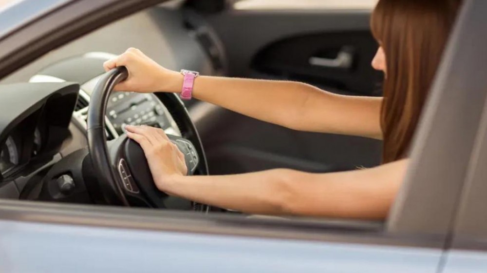 Χτύπησε γυναίκα οδηγό γιατί του κόρναρε