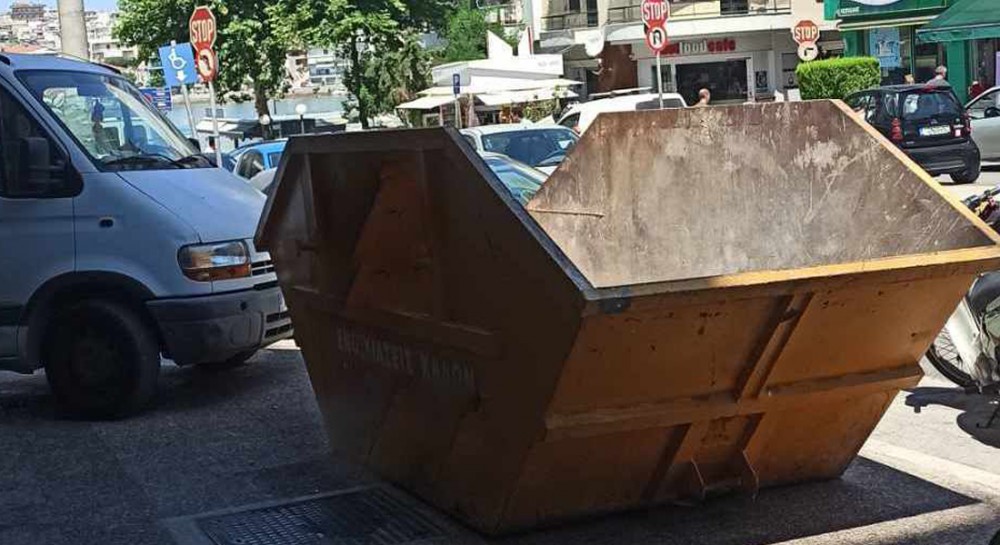 ΧΑΛΚΙΔΑ: Πλήρης αποκλεισμός πεζοδρομίου στο κέντρο της πόλης