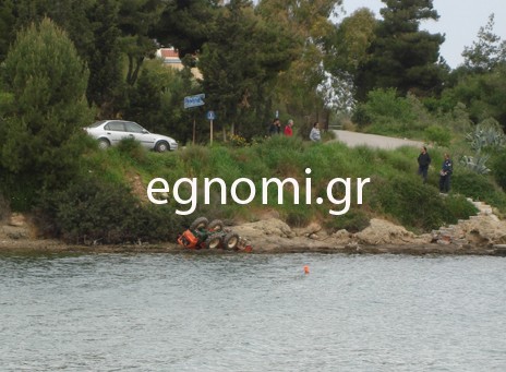 XAΛKIΔA: Nεκρός από την πτώση τρακτέρ στη θάλασσα