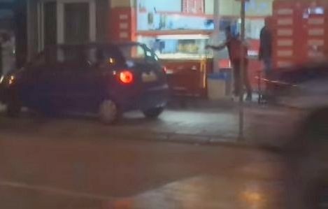 Πάρκαρε στο πεζοδρόμιο και δεν μπορούσε να ξαναβγεί στο δρόμο (VIDEO)
