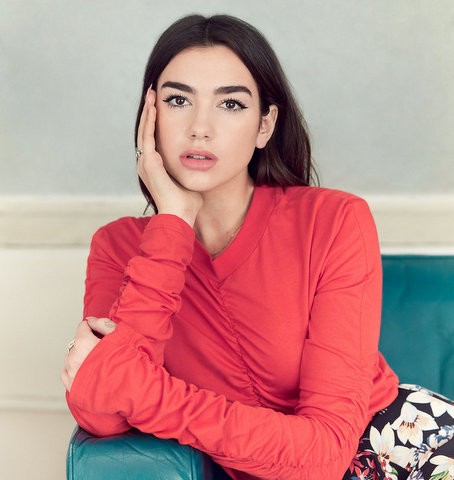 Γειτόνισσα της Ελλάδας είναι η εκρηκτική Dua Lipa που μάγεψε στον τελικό του Champions League (VIDEO)