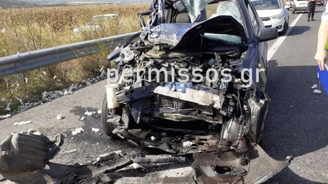 Οδηγός καρφώθηκε σε τρακτέρ