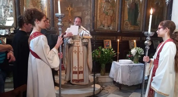 Ιερέας τέθηκε σε αργία επειδή έντυσε κορίτσια ...παπαδάκια