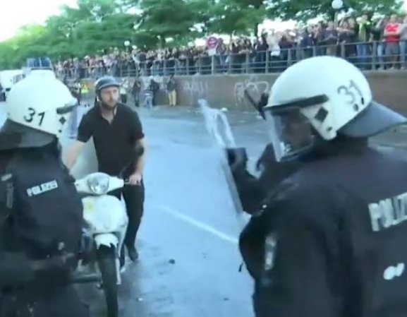 Τολμηρός ντελιβεράς διέκοψε επεισόδια για να παραδώσει μία πίτσα (Video)