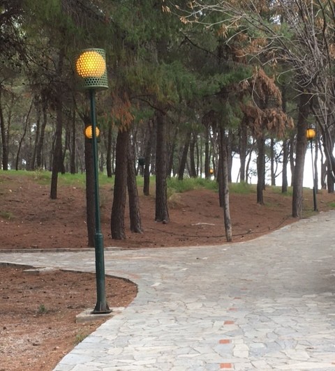 ΧΑΛΚΙΔΑ: Τζάμπα καίει η λάμπα μέρα μεσημέρι